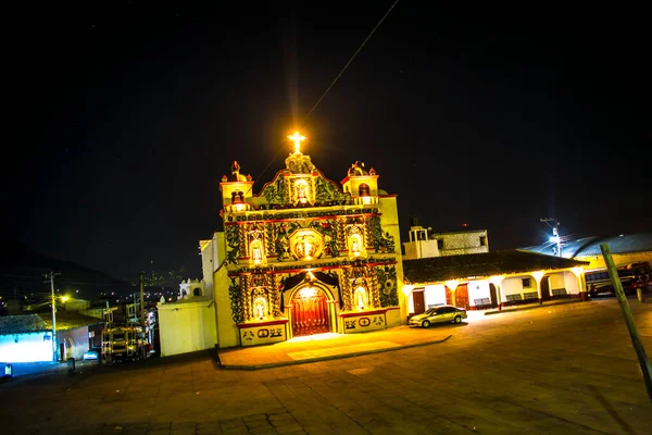 Luces Nocturnas Gran Iglesia Católica Que Ilumina Hermosa Fachada — Foto de Stock