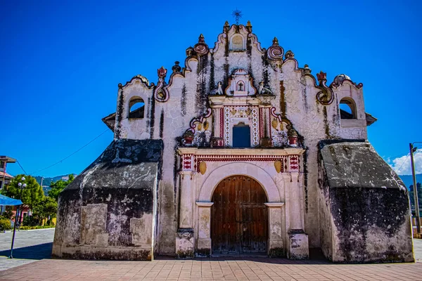 Katolik kilisesinin ön cephesinde güzel renklerle muhteşem tasarımlar.