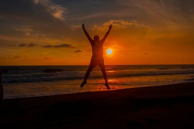 Sahilin ve güzel manzaranın tadını çıkarıyorum.