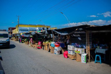 Quetzaltengo 'da caddenin kenarında meyve ve sebze pazarı.