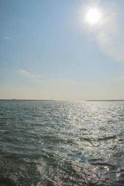 Mavi gökyüzü olan deniz