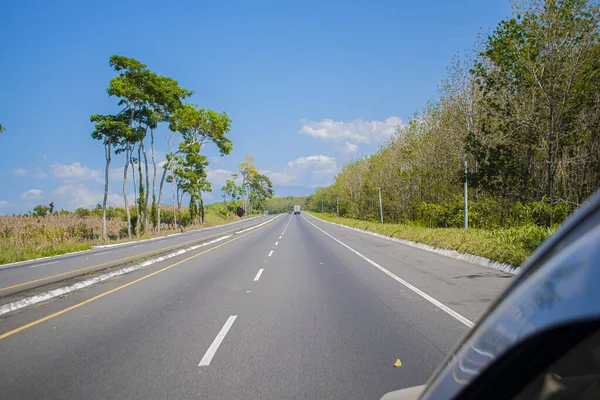 Strada Del Veicolo Con Alberi Intorno Bellissimo Paesaggio Sullo Sfondo — Foto Stock