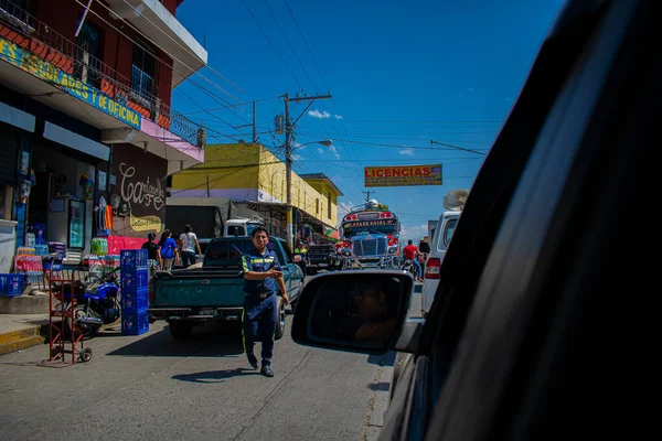 Vehículos Que Pasan Por Calle Personas Alrededor Tiendas —  Fotos de Stock