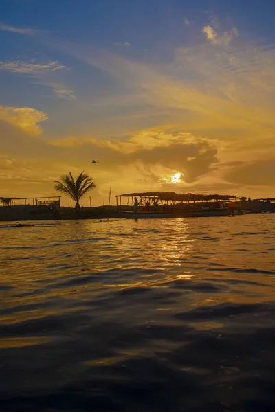 Schöner Sommersonnenuntergang Rötlicher Himmel Ausgedehnte Wolken Wellen Palmen Meer Und — Stockfoto