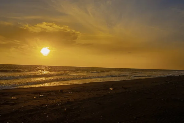 Прекрасне Літнє Захід Сонця Червоне Небо Розкльошені Хвилі Хмар Море — стокове фото