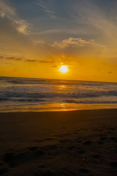 Прекрасне Літнє Захід Сонця Червоне Небо Розкльошені Хвилі Хмар Море — стокове фото