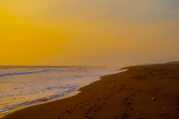 Прекрасне Сонце Оранжеве Небо Розкльошені Хмари Хвилі Море Сліди Піску — стокове фото