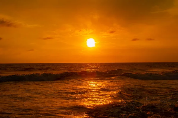 Красивый Закат Оранжевое Небо Вспыхнувшие Облака Волны Море Песок — стоковое фото