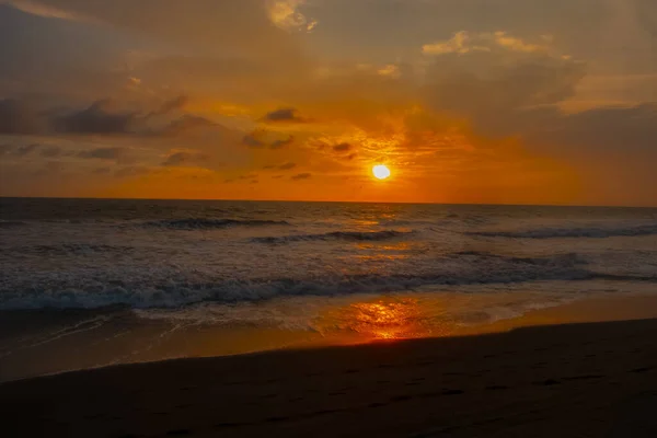 Beautiful Sunset Reddish Sky Flared Clouds Waves Sea Sand — Fotografia de Stock