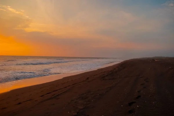 Прекрасне Сонце Червоне Небо Розкльошені Хвилі Хмар Море Пісок — стокове фото
