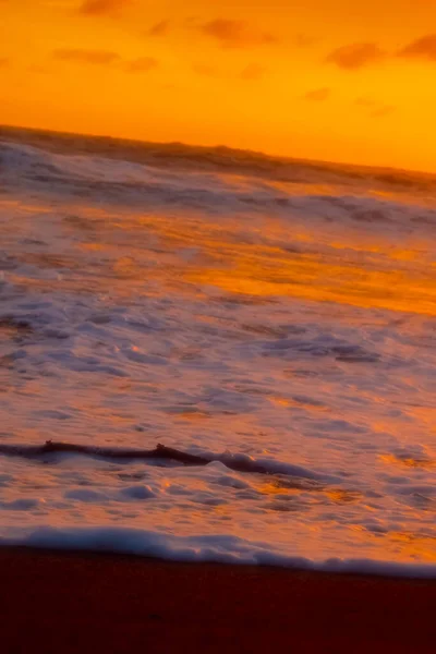 Beautiful Sunset Reddish Sky Flared Clouds Waves Sea Sand — Fotografia de Stock
