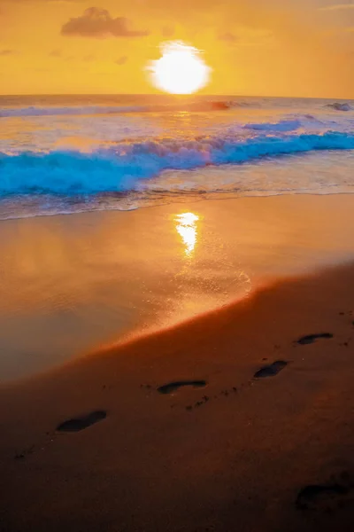 Прекрасне Сонце Червоне Небо Розкльошені Хмари Хвилі Морі Піску — стокове фото