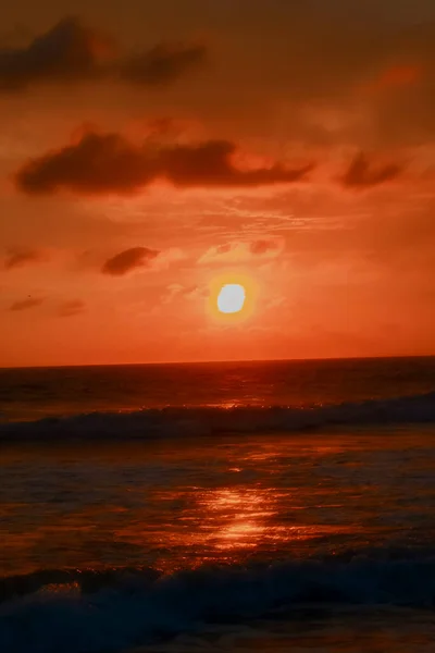 Beautiful Sunset Reddish Sky Flared Clouds Waves Sea — Φωτογραφία Αρχείου