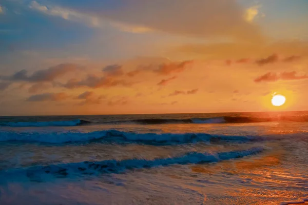 Beautiful Sunset Reddish Sky Flared Clouds Waves Sea — Stok fotoğraf