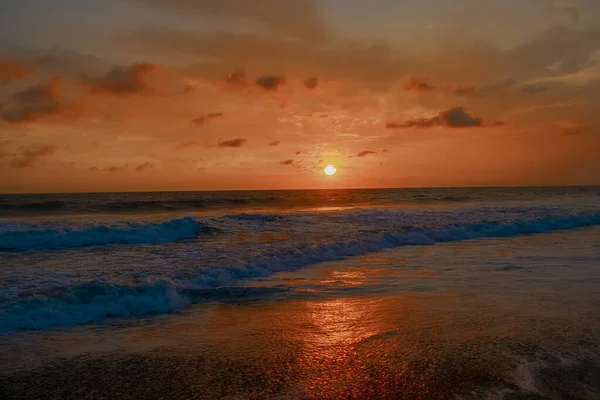 Beautiful Sunset Reddish Sky Flared Clouds Waves Sea — Stock Photo, Image