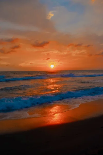 Beautiful Sunset Waves Sea Red Sky Flared Clouds — Stock Photo, Image