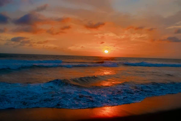 Beautiful Sunset Waves Sea Red Sky Flared Clouds — Fotografia de Stock