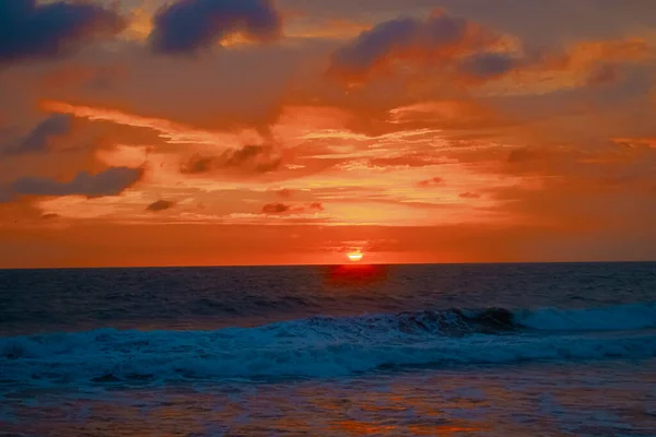 Beautiful Sunset Waves Sea Sand Red Sky Flared Clouds — Stock Photo, Image