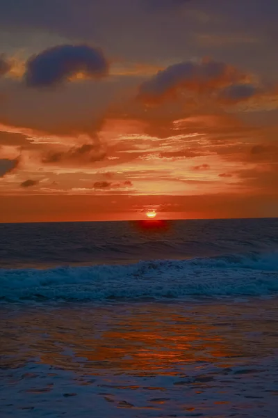 Beautiful Sunset Waves Sea Red Sky Flared Clouds — Fotografia de Stock