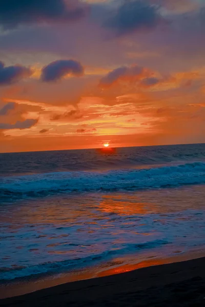 Beautiful Sunset Waves Sea Red Sky Flared Clouds — Zdjęcie stockowe