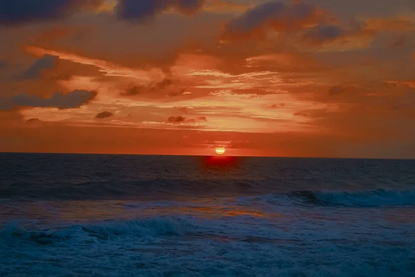 Beautiful Sunset Waves Sea Red Sky Flared Clouds — Φωτογραφία Αρχείου