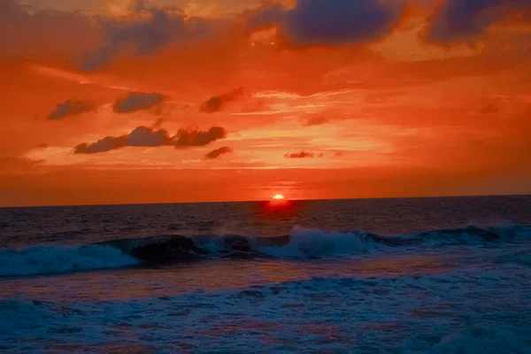 Beautiful Sunset Waves Sea Red Sky Flared Clouds — Fotografia de Stock