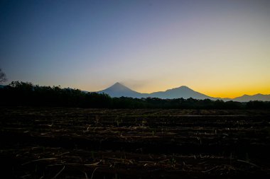 Kızıl gökyüzü ile güzel gündoğumu