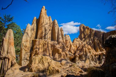 Mavi gökyüzü ile güzel, doğal bir uçurum