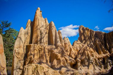 Momostenango 'da mavi gökyüzü ile büyük bir kaya kayalığı