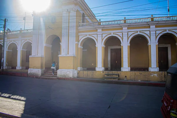 Edifício Municipal Com Sol Brilhando Pessoas Rua — Fotografia de Stock