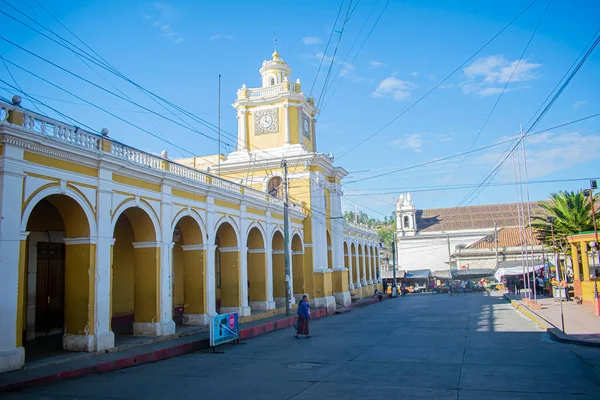 Gran Palacio Con Columnas Gente Caminando — Foto de Stock