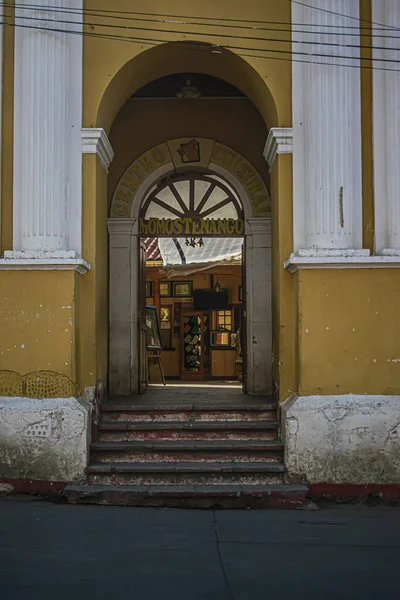 Porta Grande Com Colunas Camadas Coloridas — Fotografia de Stock