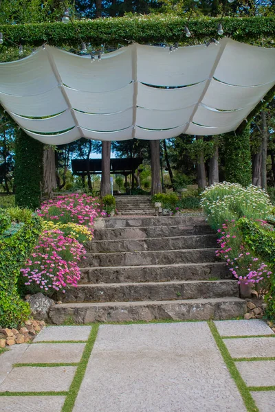 Vejuco Nun Güzel Sütunları Beyaz Bir Battaniyeyle Yürüyorum Merdivenlerden Çiçeklerden — Stok fotoğraf