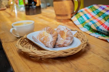 Masadaki sepetin içinde lezzetli ekmek parçaları.