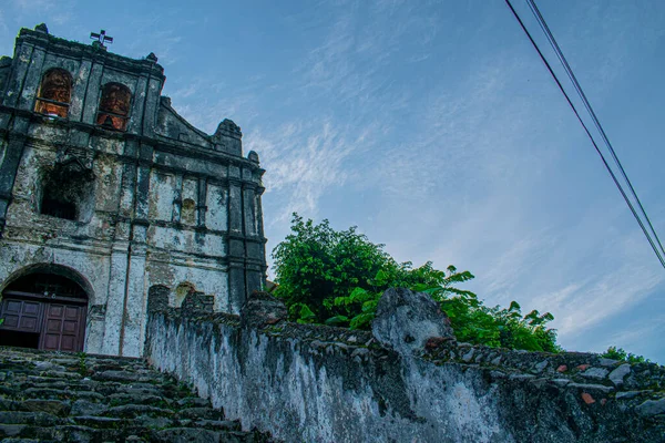 Gris Viejo Iglesia Pasos Con Azul Cielo — Foto de Stock