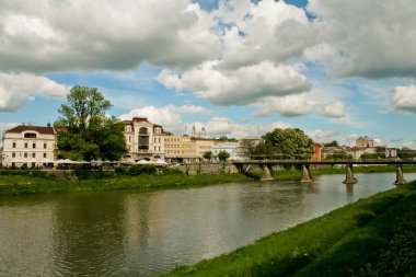 Nehir ve ağaçlarla dolu eski kasabanın harika manzarası