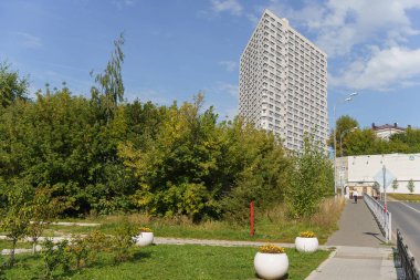 Şehir parkından üçgen fütüristik gökdelene