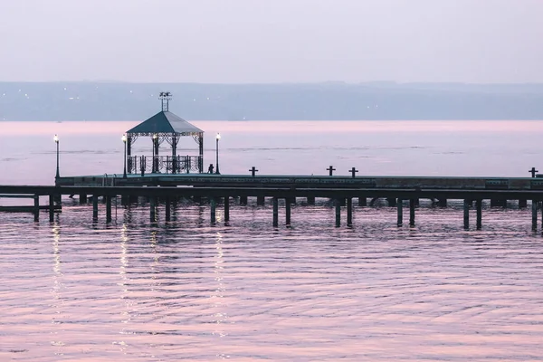 Grande molo metallico in acqua al tramonto — Foto Stock