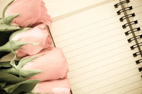 Lege agenda opmerking met rozen. — Stockfoto