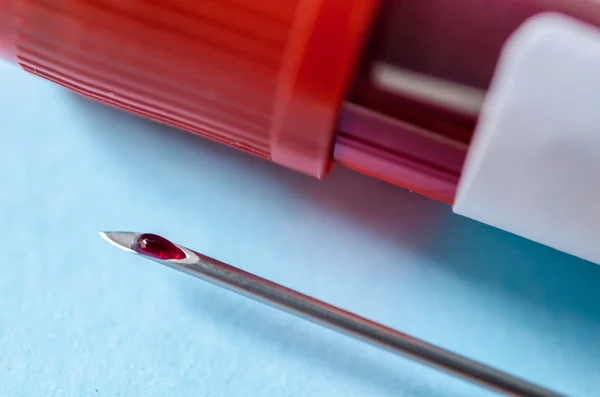 Close up blood in needle with blood. — Stock Photo, Image