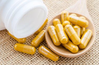 Şişe dışarı bitkisel kapsül sızıntısı.