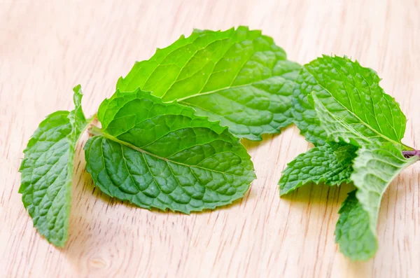 Menta de pimienta sobre fondo de madera — Foto de Stock