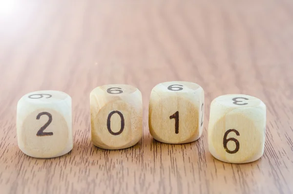 Número 2016 em dados de madeira . — Fotografia de Stock