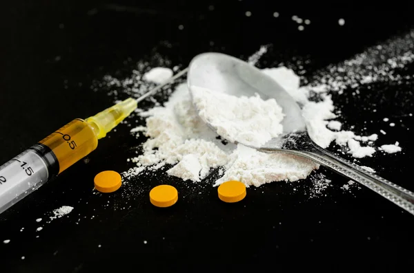 Jeringa de drogas y heroína cocida en cuchara con anfetamina . — Foto de Stock