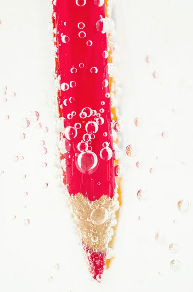 Lápices rojos en soda de agua . — Foto de Stock