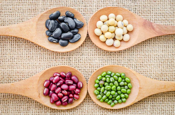 Mélanger à partir de différents haricots sur fond de sac . — Photo