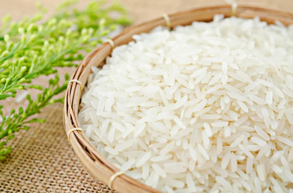 Arroz branco cru em cesta de madeira . — Fotografia de Stock