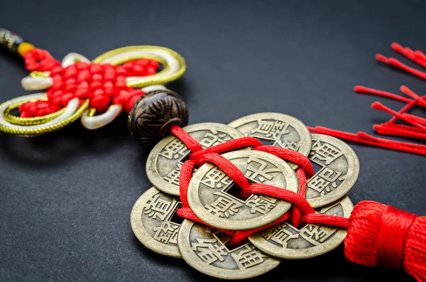 Старовинні китайські монети на чорному фоні. — стокове фото
