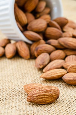 Bardağı badem dökün.