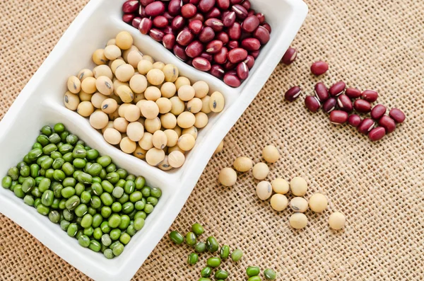 Mistura de sementes de feijão, feijão verde, azuki ou feijão vermelho, soja — Fotografia de Stock